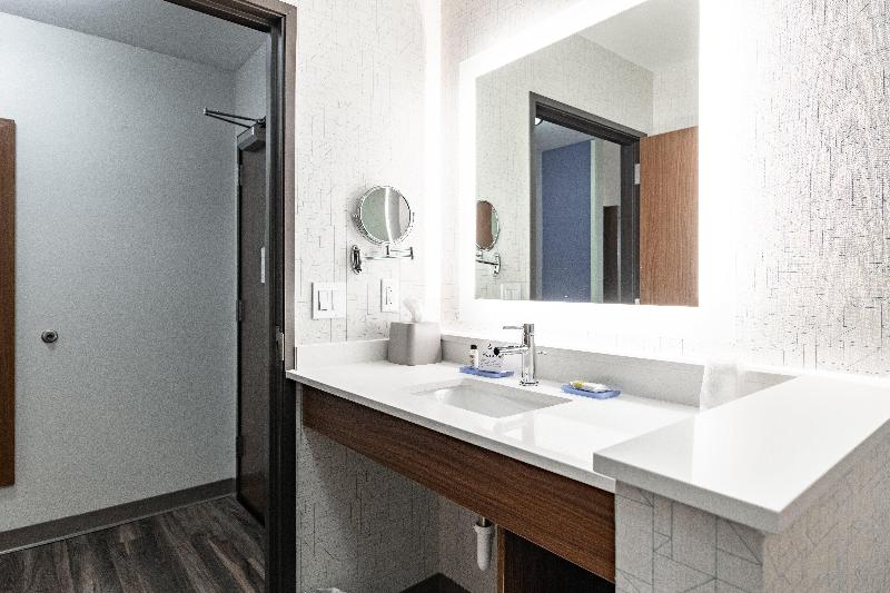 Holiday Inn Express & Suites Moundsville image
