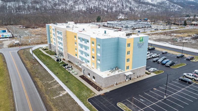 Holiday Inn Express & Suites Moundsville image