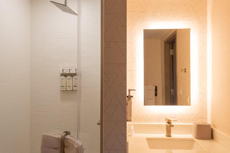 Holiday Inn Express New Rochelle image