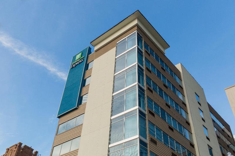 Holiday Inn Express New Rochelle image
