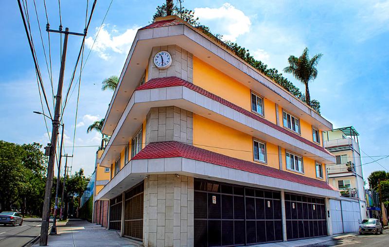La Casa Del Reloj image