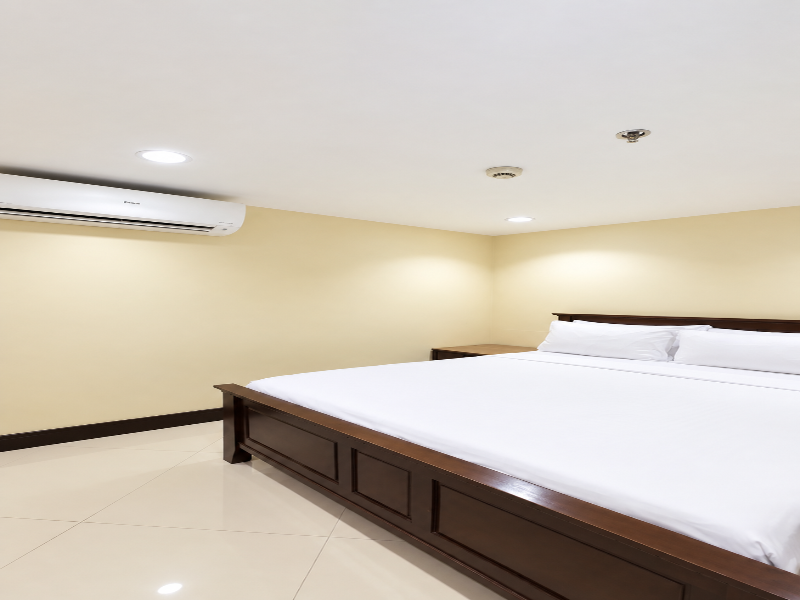 Green Glass Hotel image