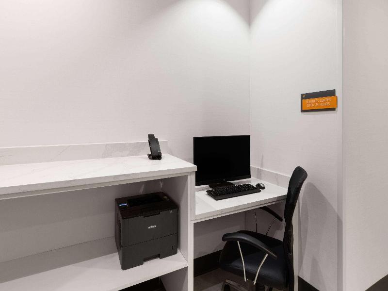 La Quinta Inn & Suites Austin Parmer/tech Ridge image