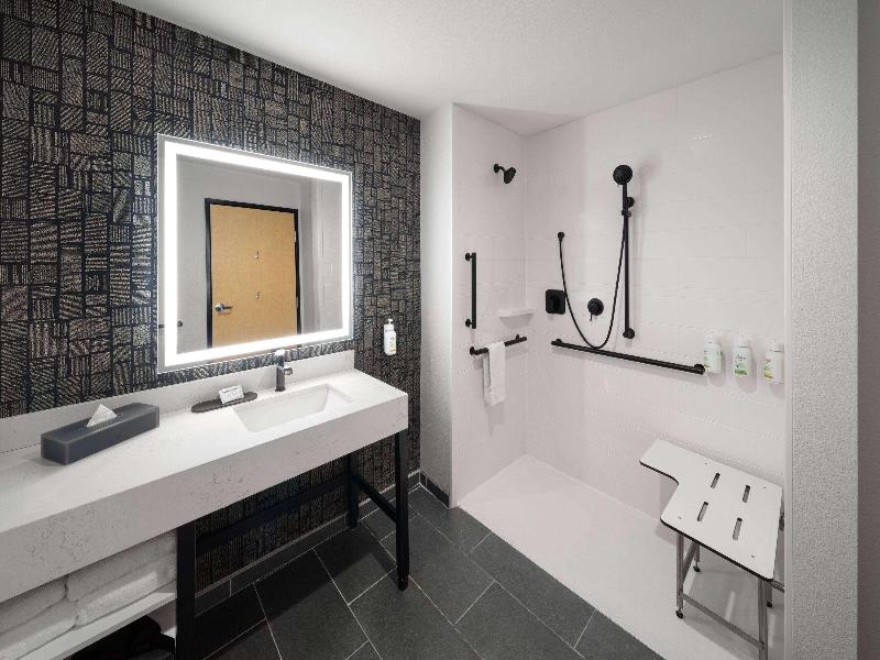 La Quinta Inn & Suites Austin Parmer/tech Ridge image