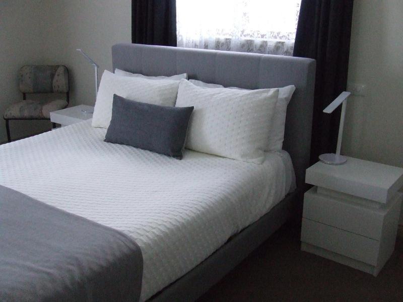 Queen Room with Spa Bath (23)