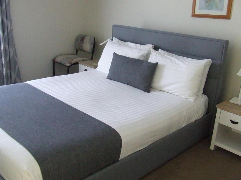 Queen Room with Water View (21)