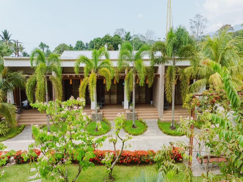 Paraiso Rainforest And Beach Hotel image