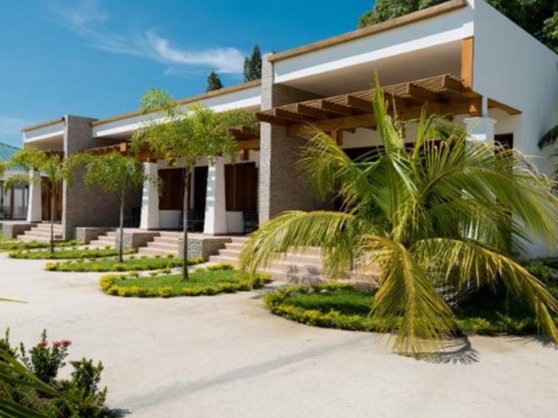 Paraiso Rainforest And Beach Hotel image