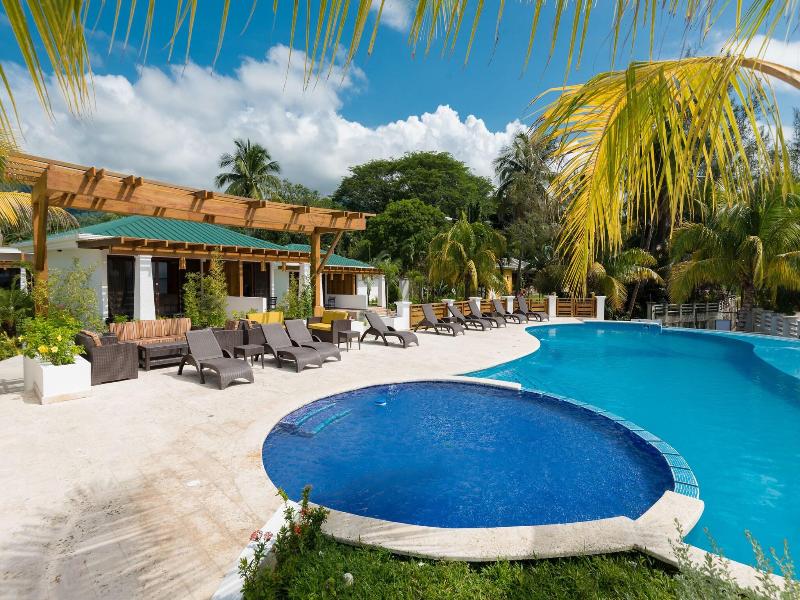Paraiso Rainforest And Beach Hotel image
