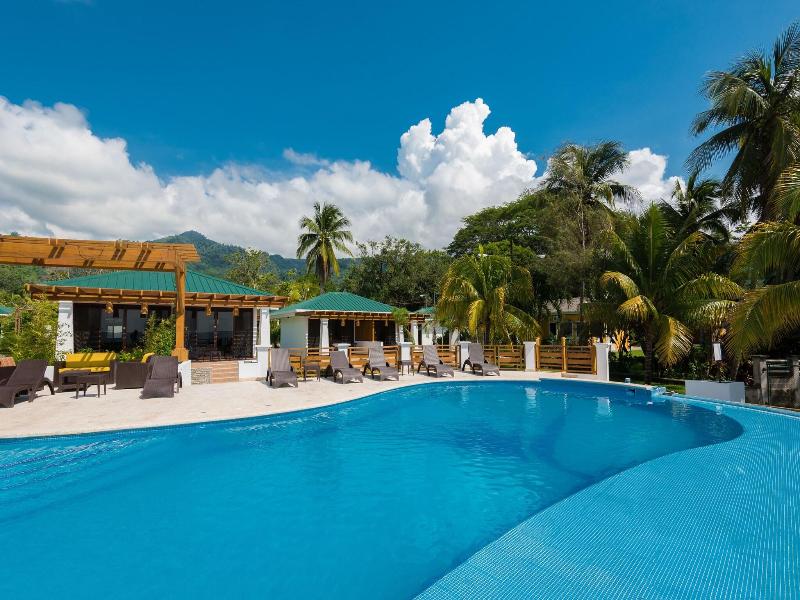 Paraiso Rainforest And Beach Hotel image