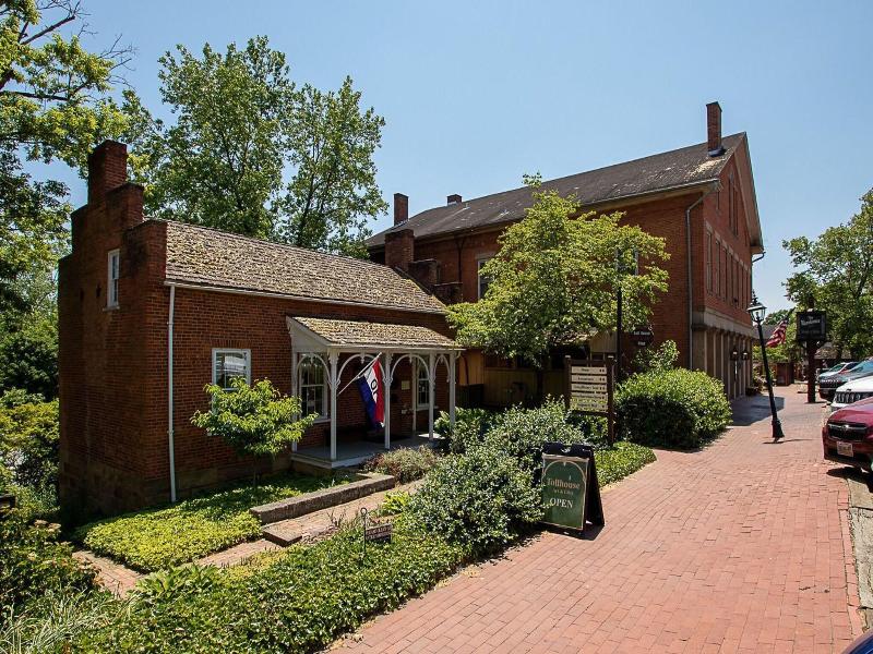 Country Squire Inn Suites