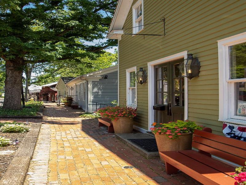 Country Squire Inn Suites