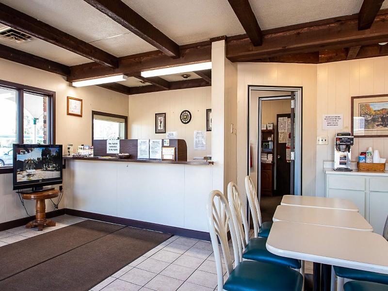 Country Squire Inn Suites