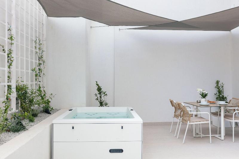 Porta Suites image