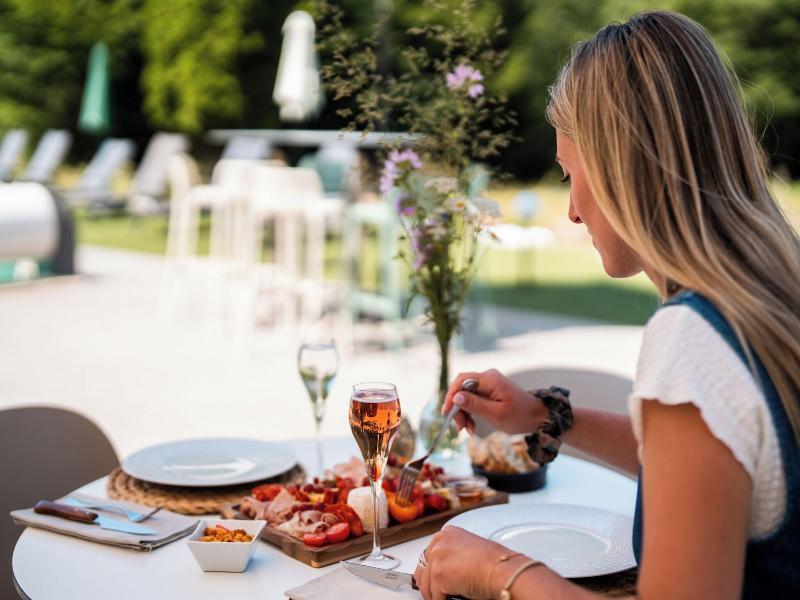 Ha Tel Restaurant Le Madame image