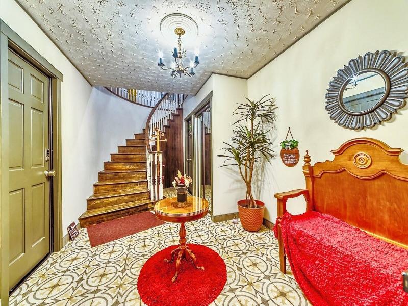 Neocolonial Nouveau Kensington Vacation Home