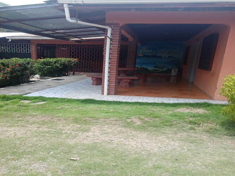 Hostel Y Cabinas Tapandua