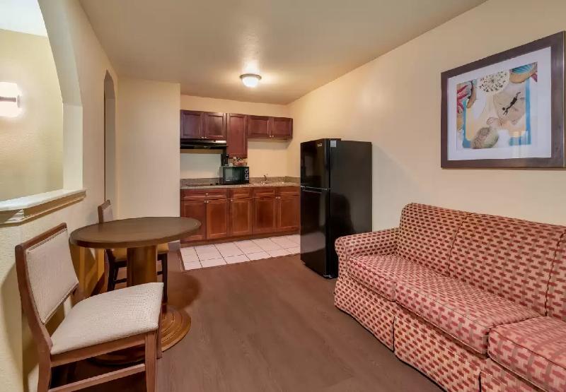 Rodeway Inn & Suites East image 1
