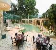 Pool
 di Howard Sarovar Portico