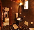 Room
 di Riad Layla