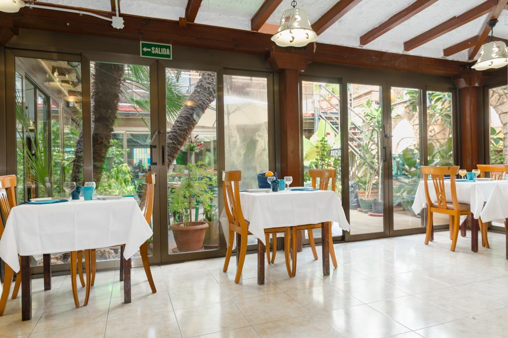 Vintage Hotel Mercedes by null