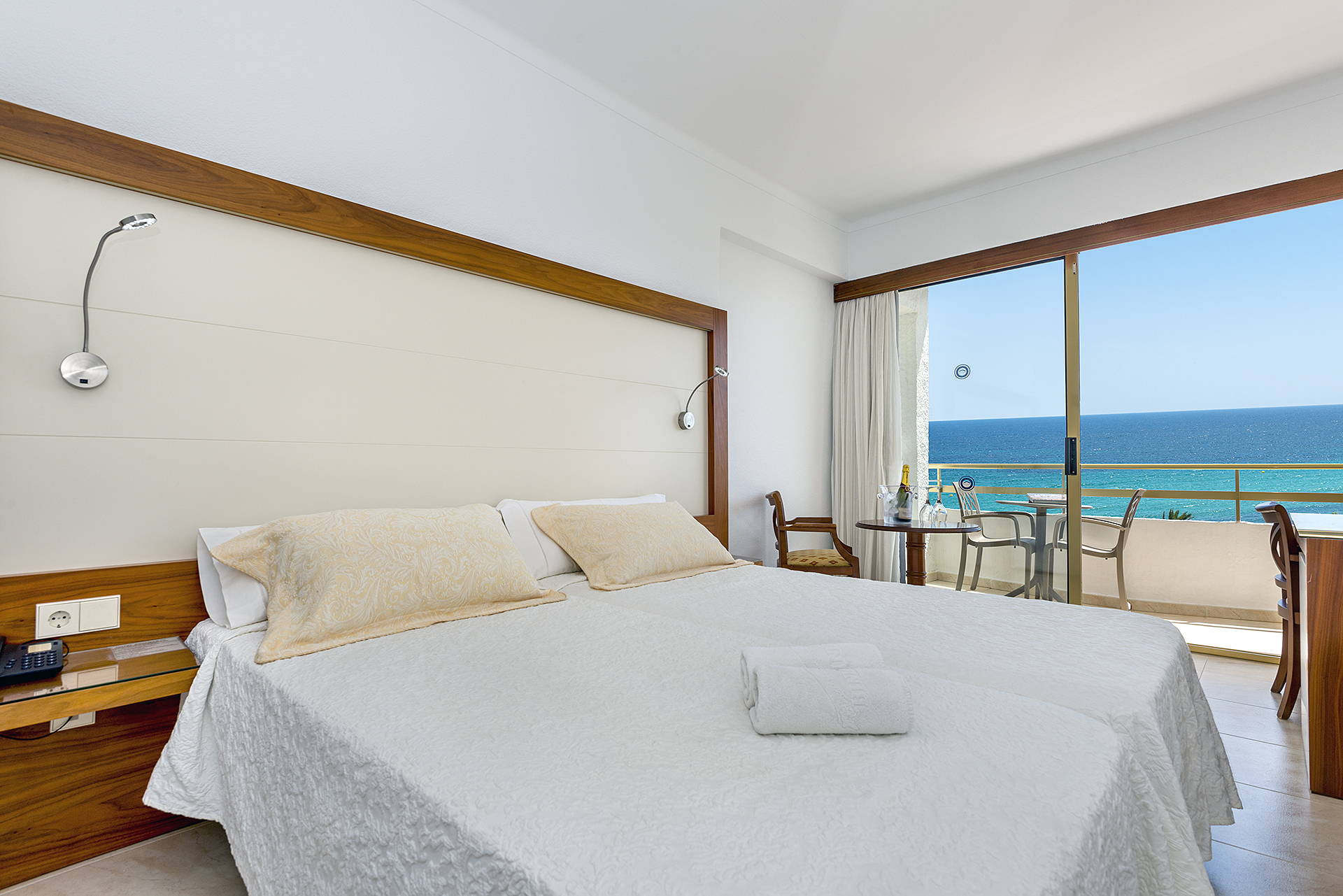 Habitación Doble con balcón con vistas al Mar (cama doble o 2 individuales)