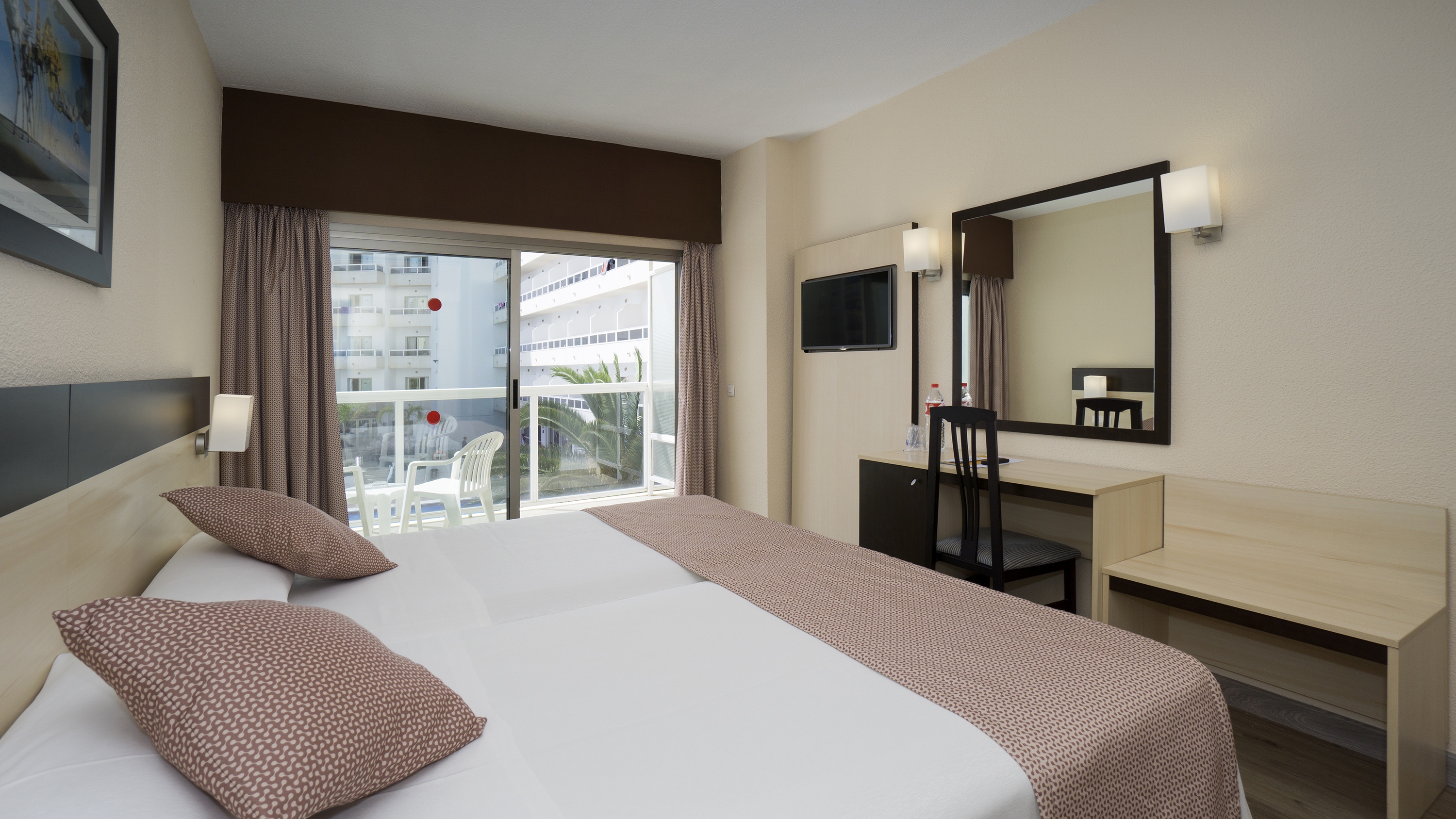 Chambre double avec 1 ou 2 lits, vue sur la piscine