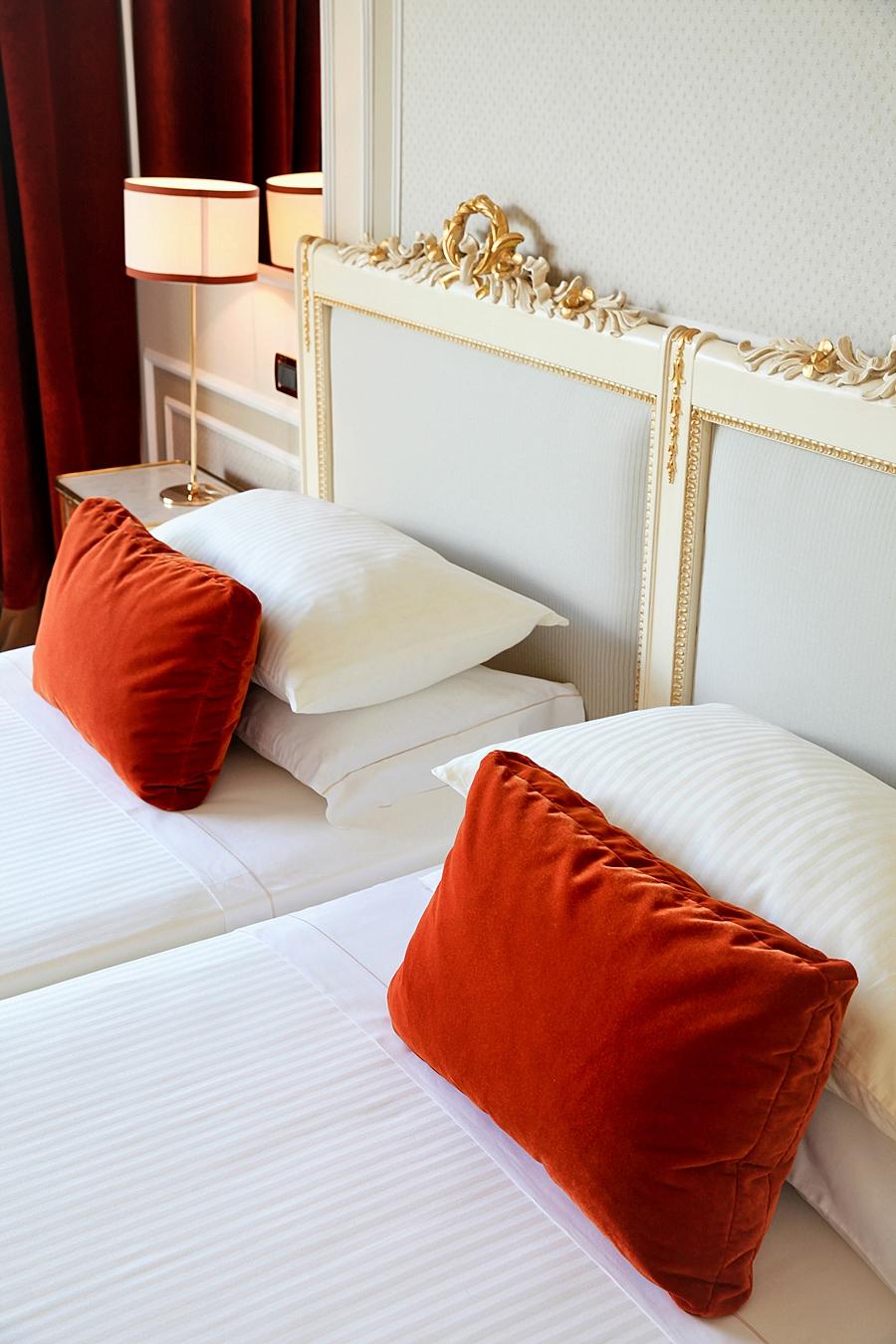 Sina Villa Medici, Autograph Collection by null