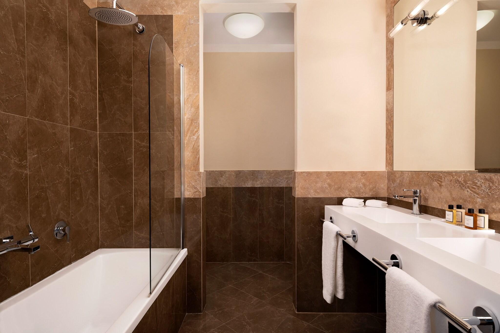Sina Villa Medici, Autograph Collection by null