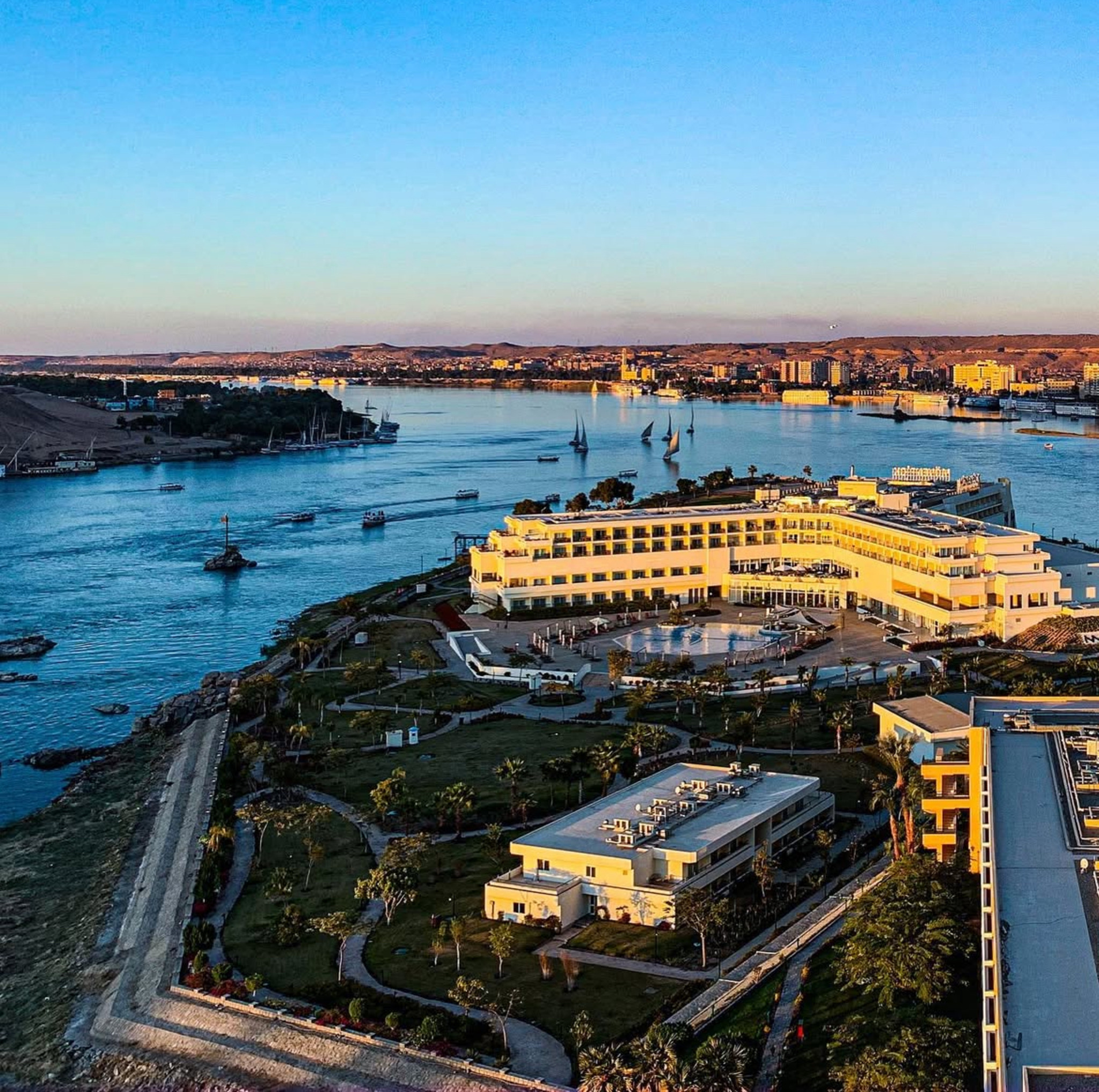 Mövenpick Aswan by null