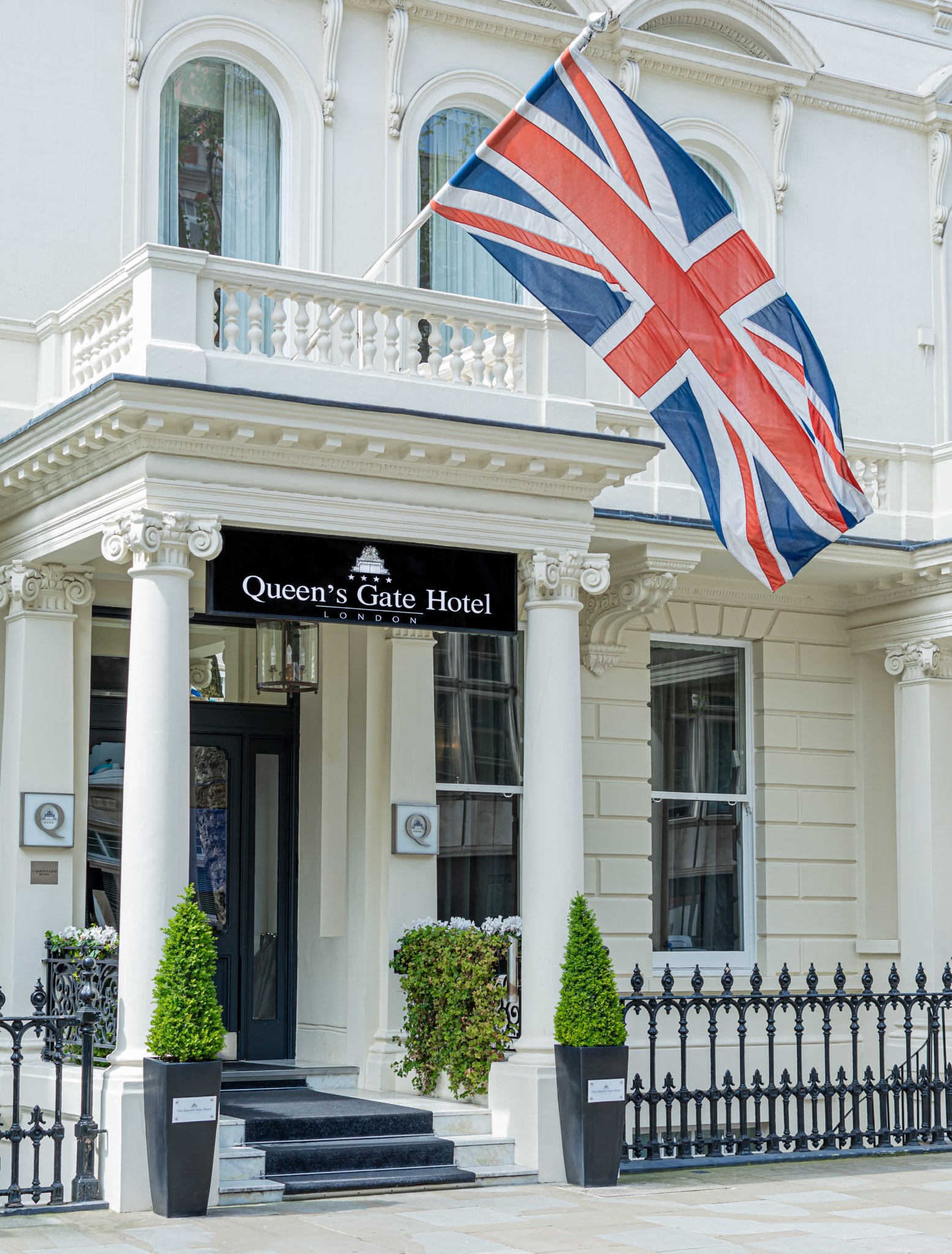 Gallery image of The Queens Gate Hotel