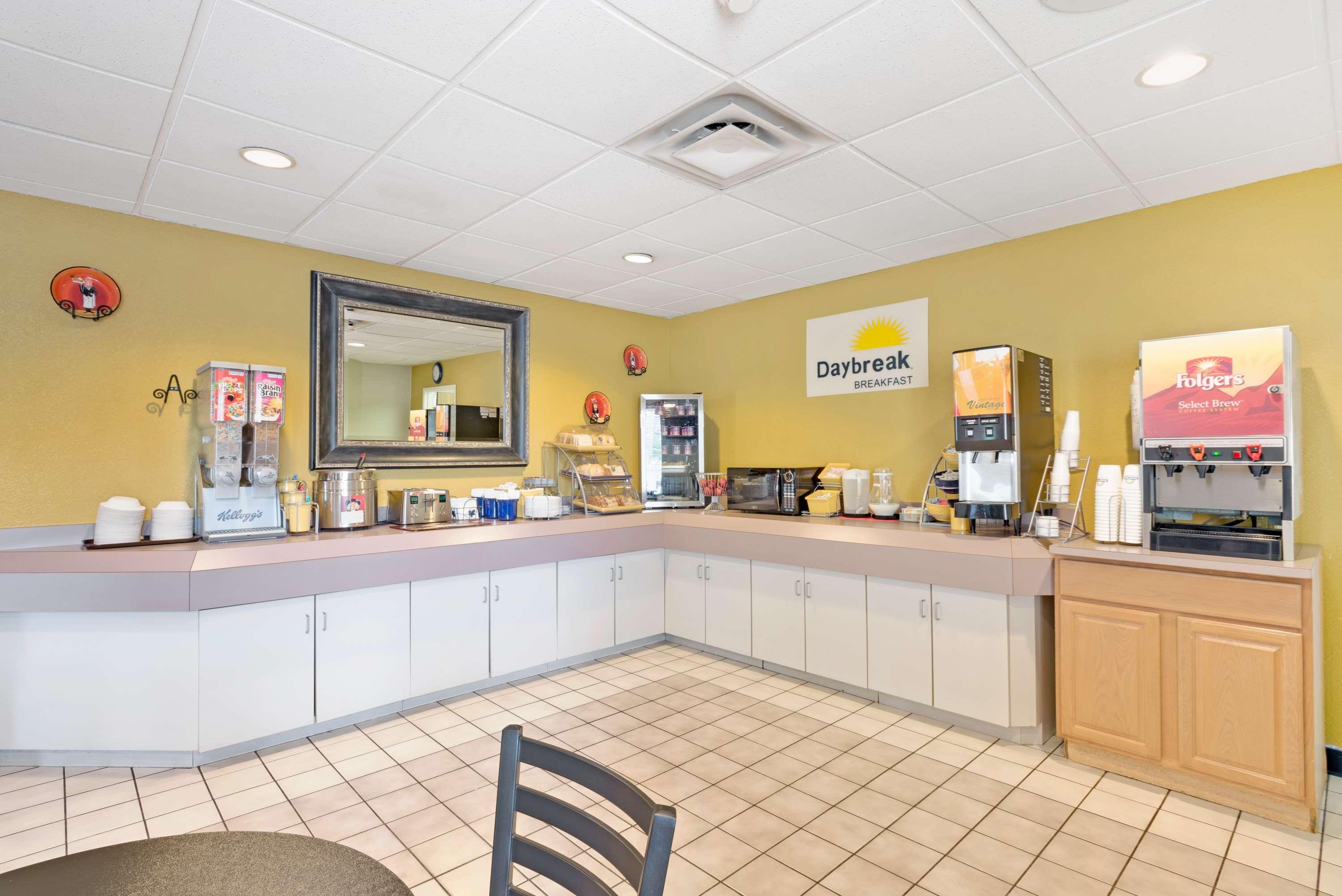 Days Inn by Wyndham Pittsburgh Airport