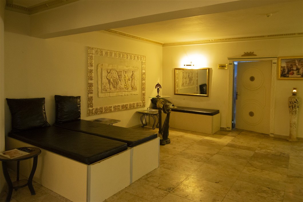 LAUR HOTELS EXPERIENCE and ELEGANCE