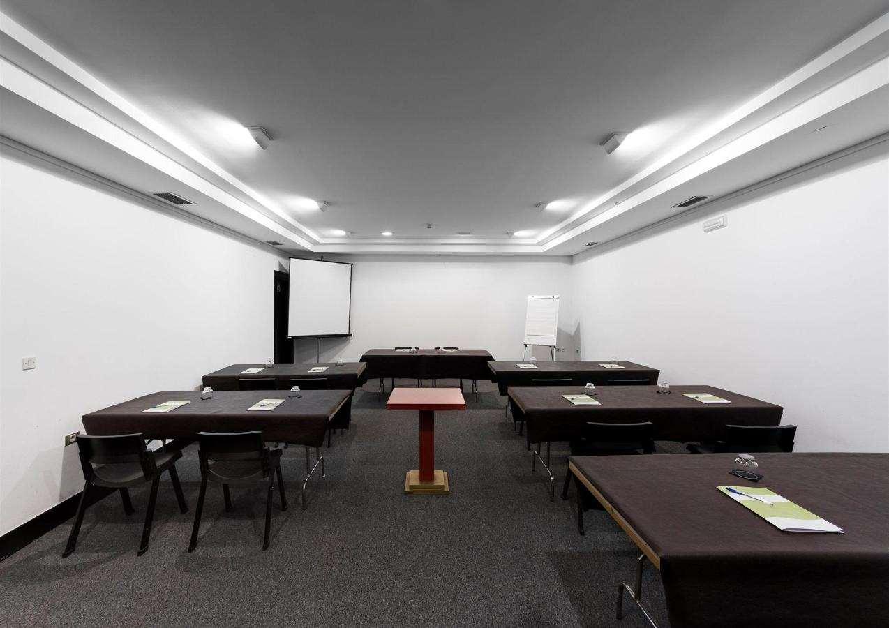 Hotel Clarin by null