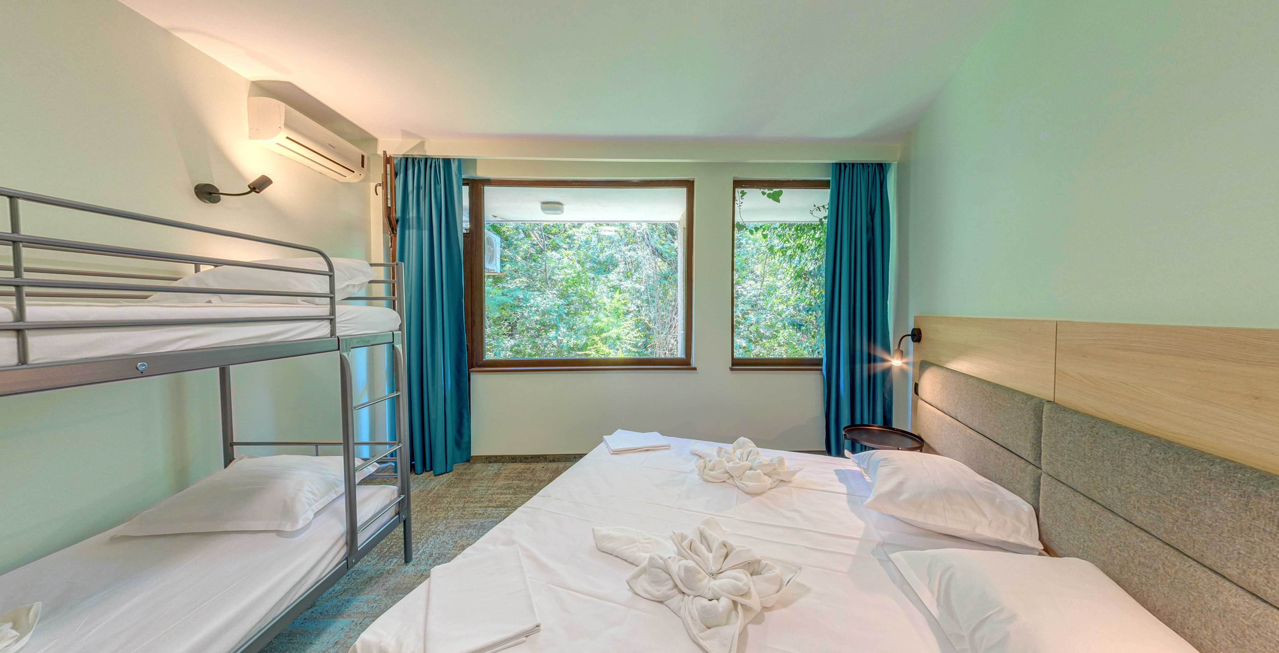 Double Deluxe Room (Queen or Twin)