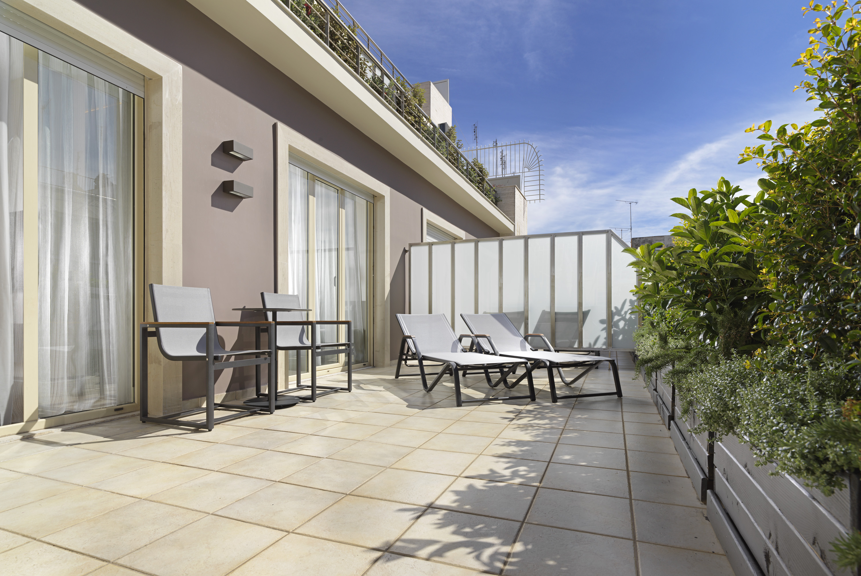 Holiday Suites - photo