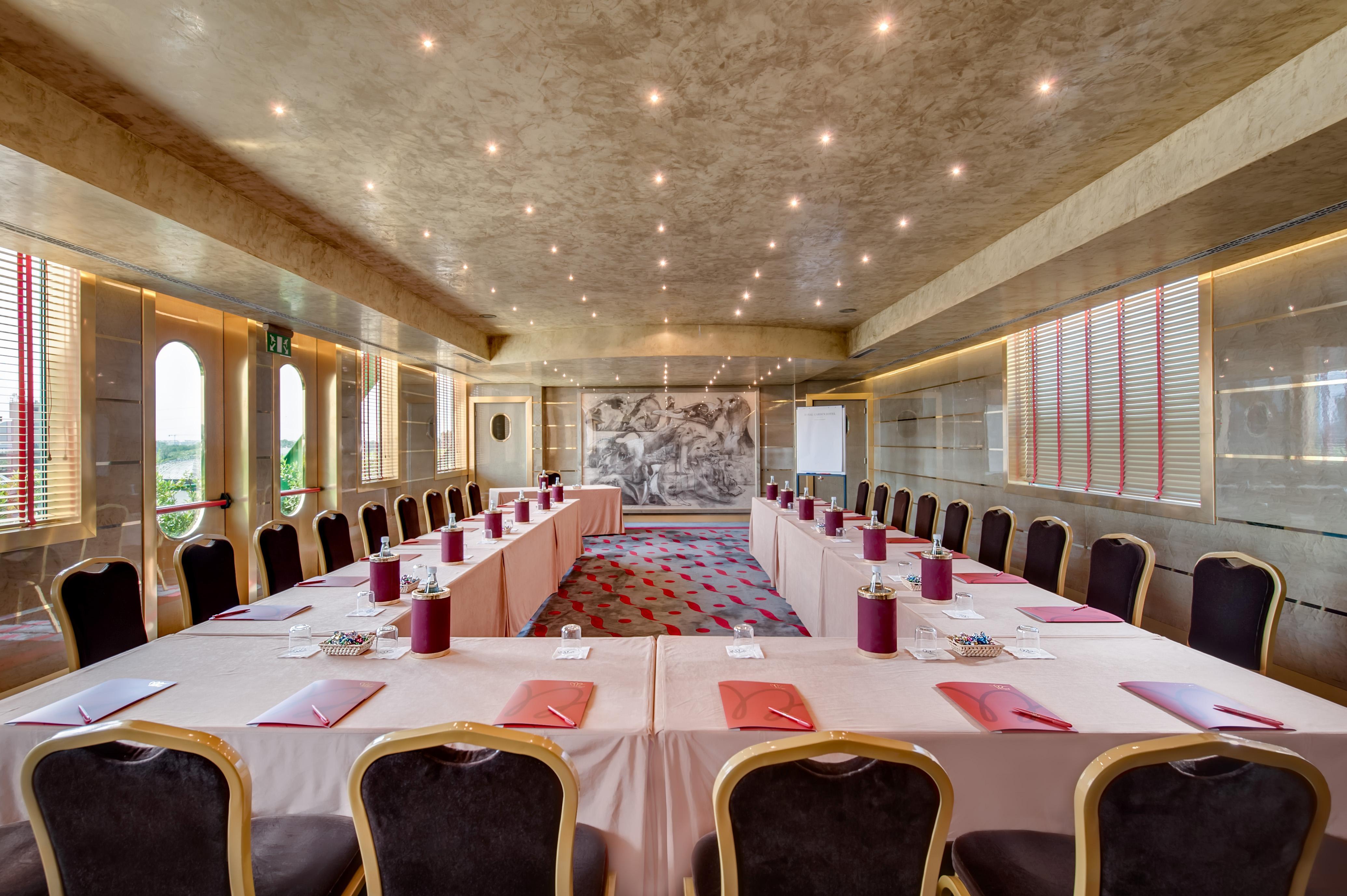 Royal Garden Hotel - фото