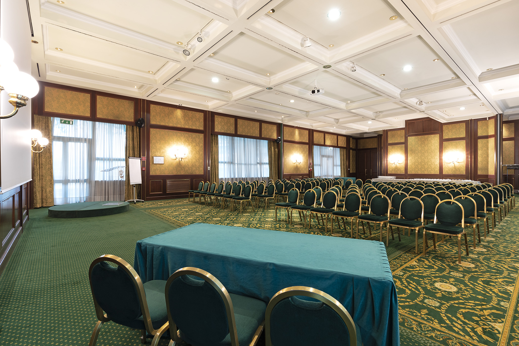 Royal Garden Hotel - фото