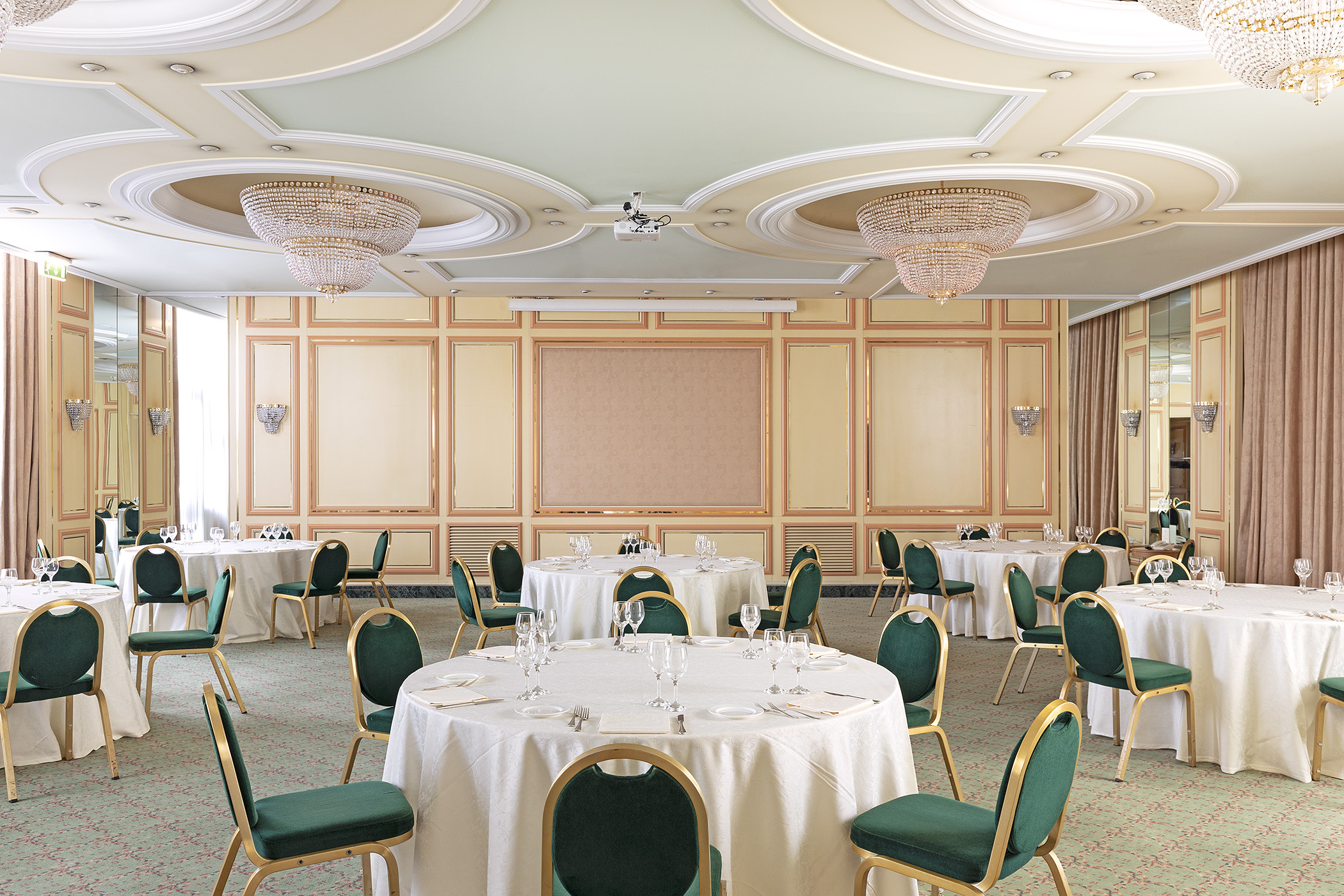 Royal Garden Hotel - фото