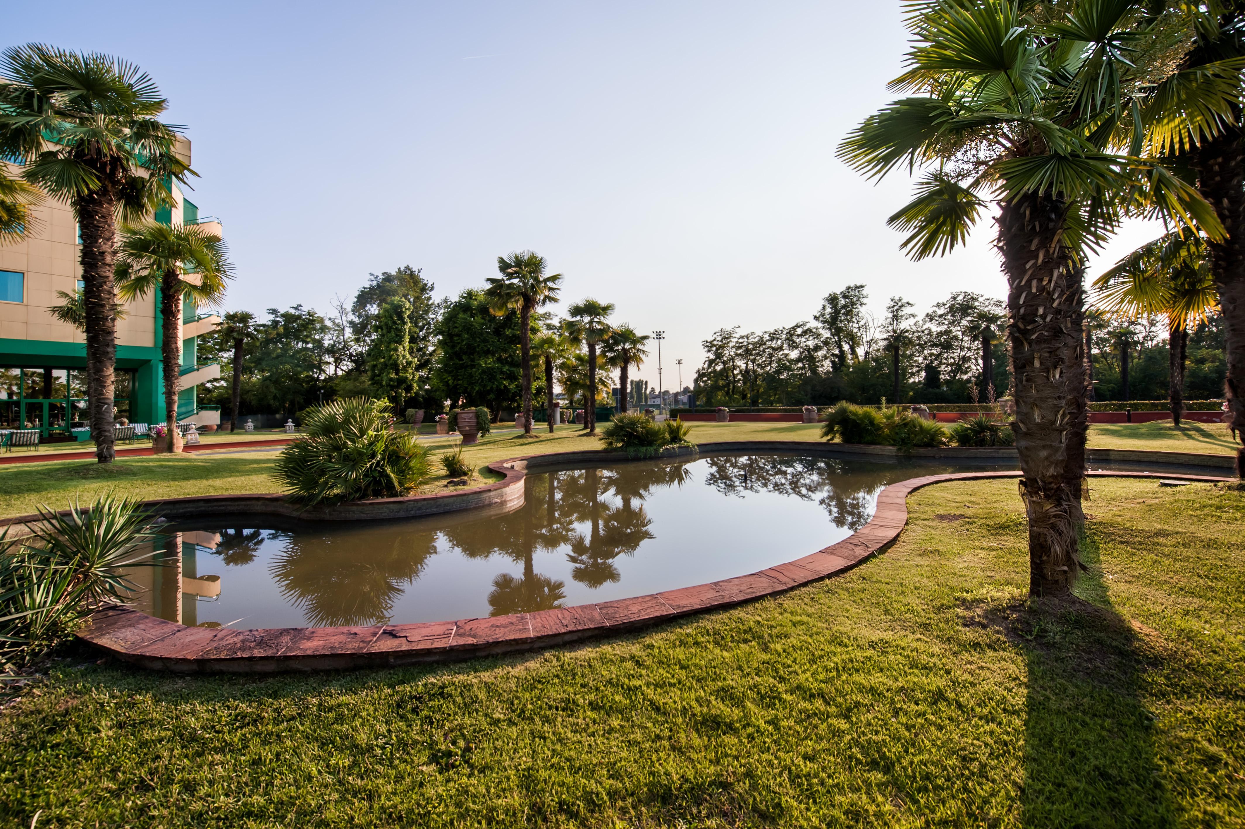 Royal Garden Hotel - фото