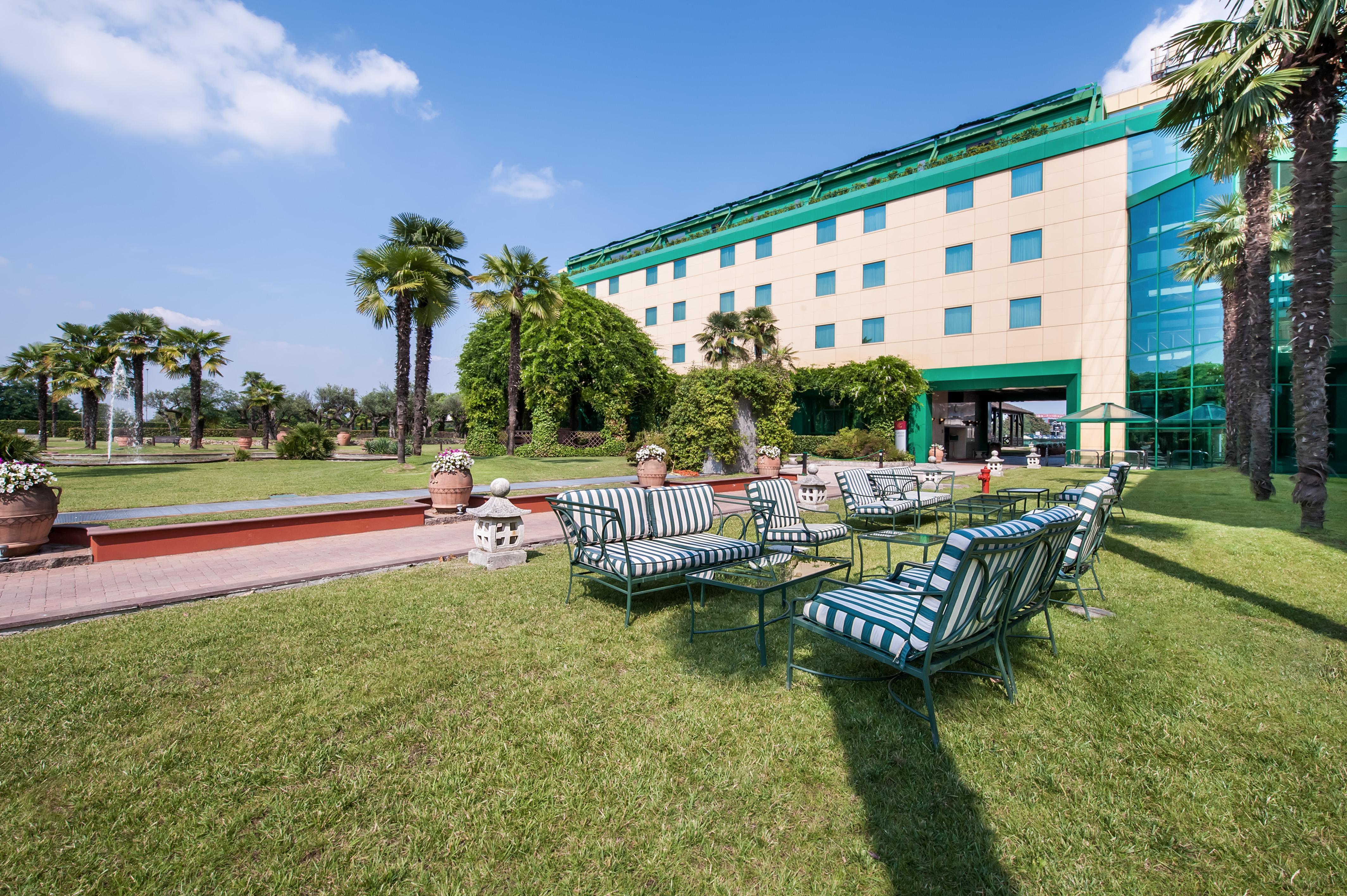 Royal Garden Hotel - фото