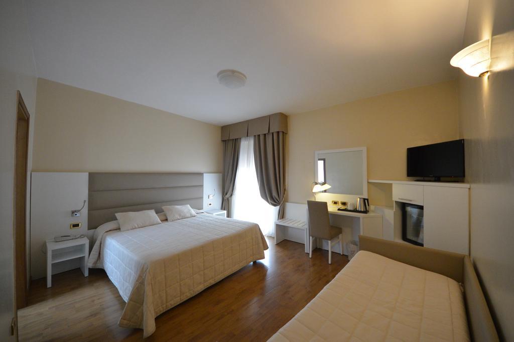 Hotel University by null