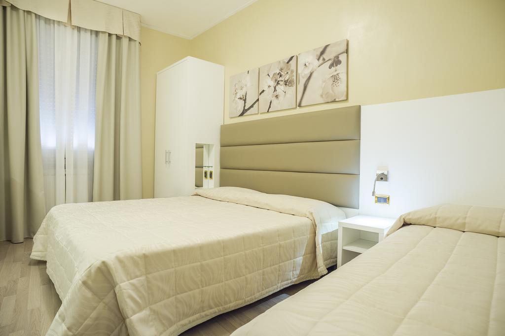 Hotel University by null