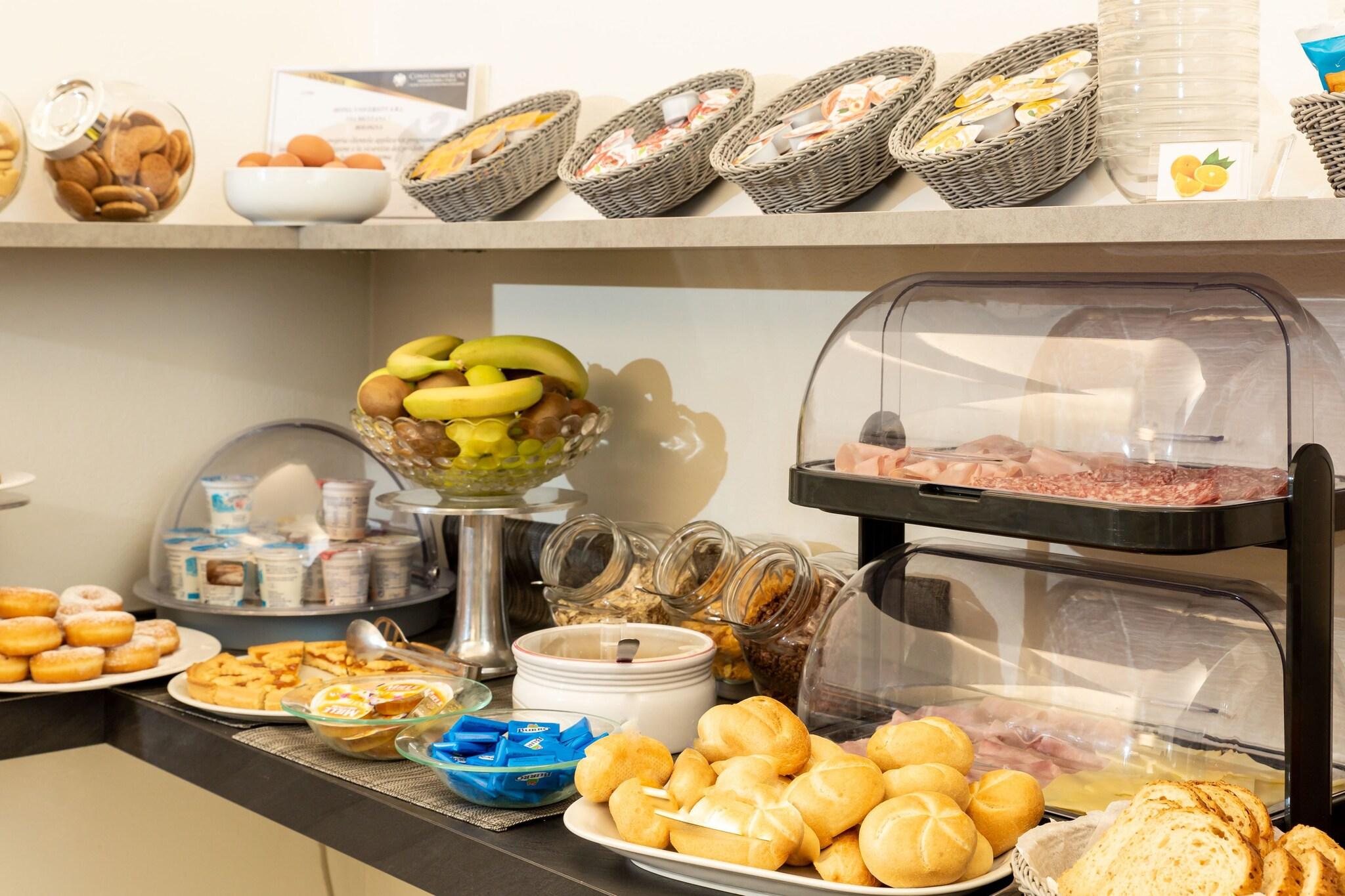 Hotel University by null