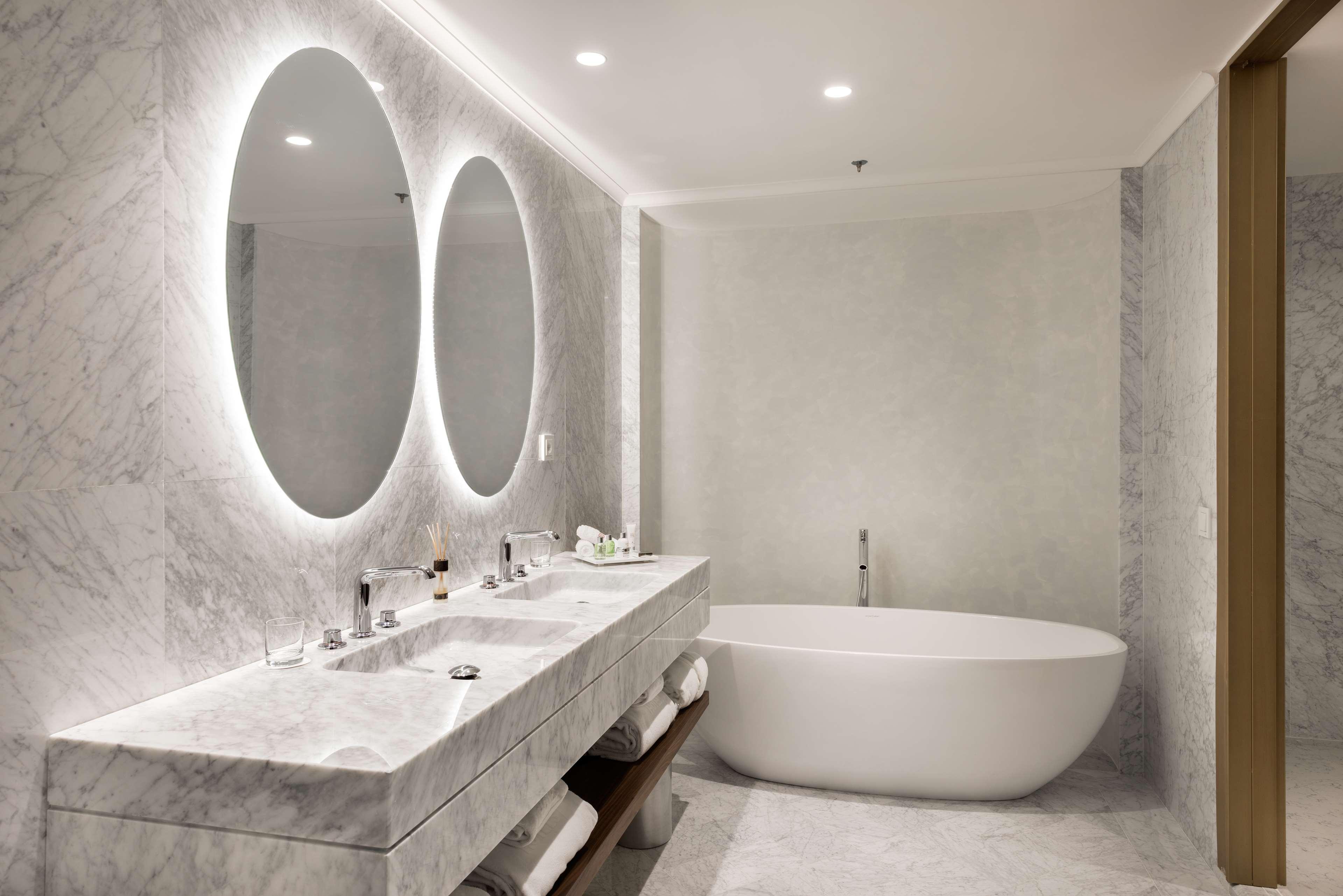 Hotel NH Collection Madrid Eurobuilding by null