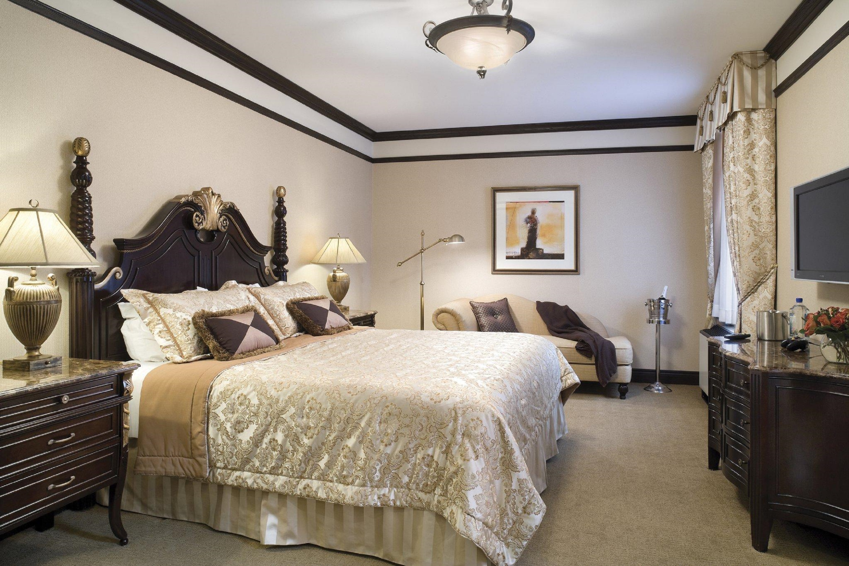 The Lucerne Hotel by null