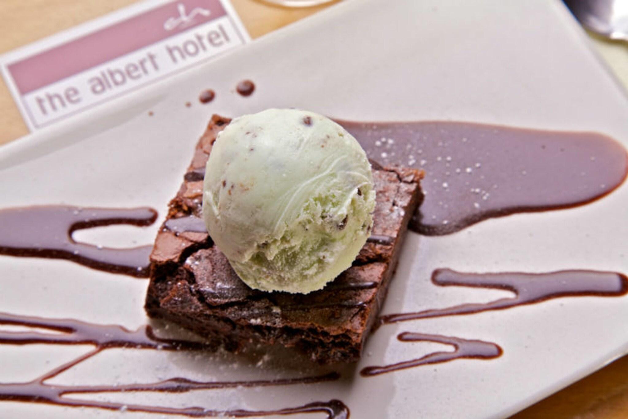 Albert Hotel by null