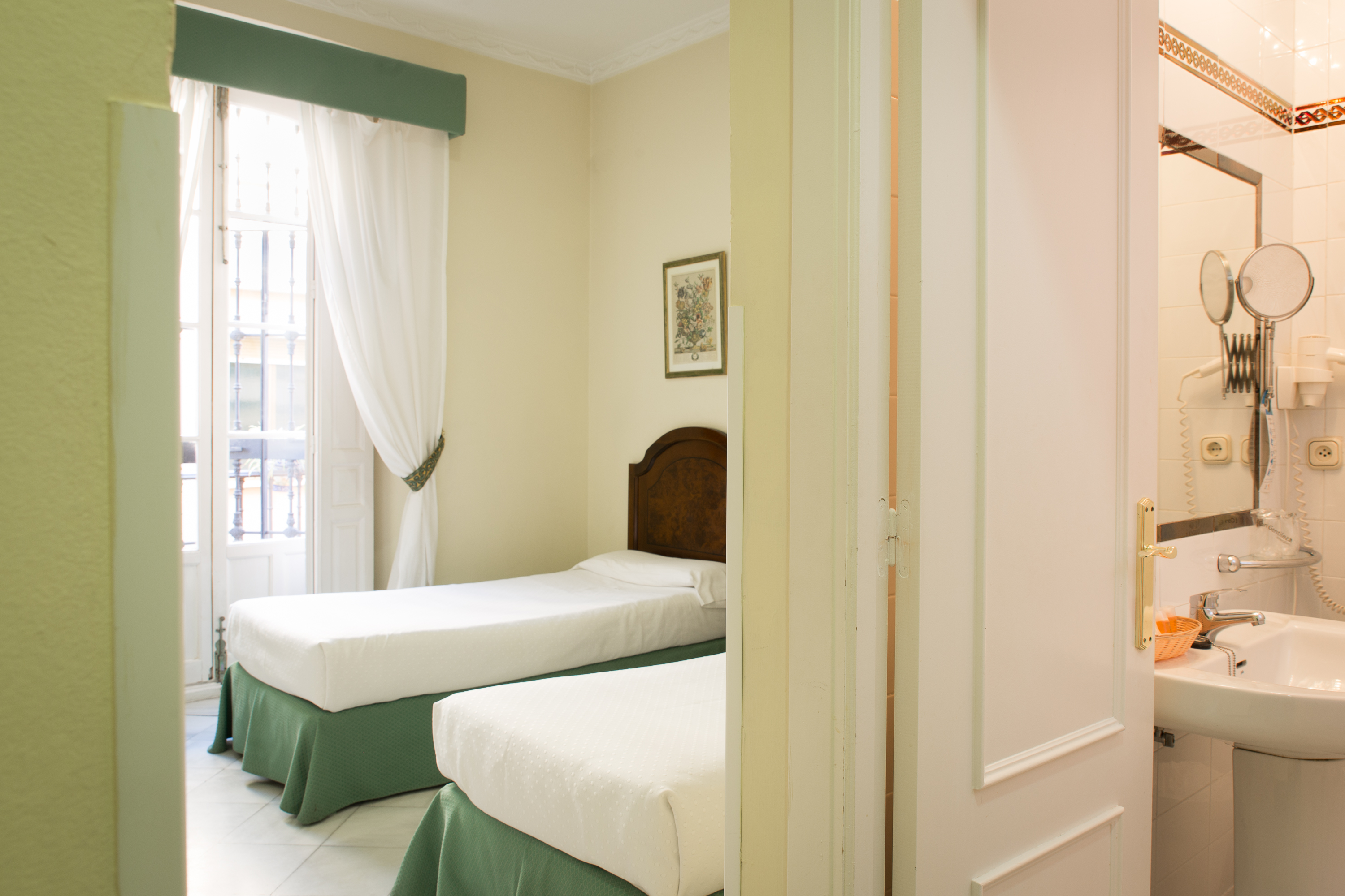 BYPILLOW Abril | Hotel en el centro de Sevilla by null