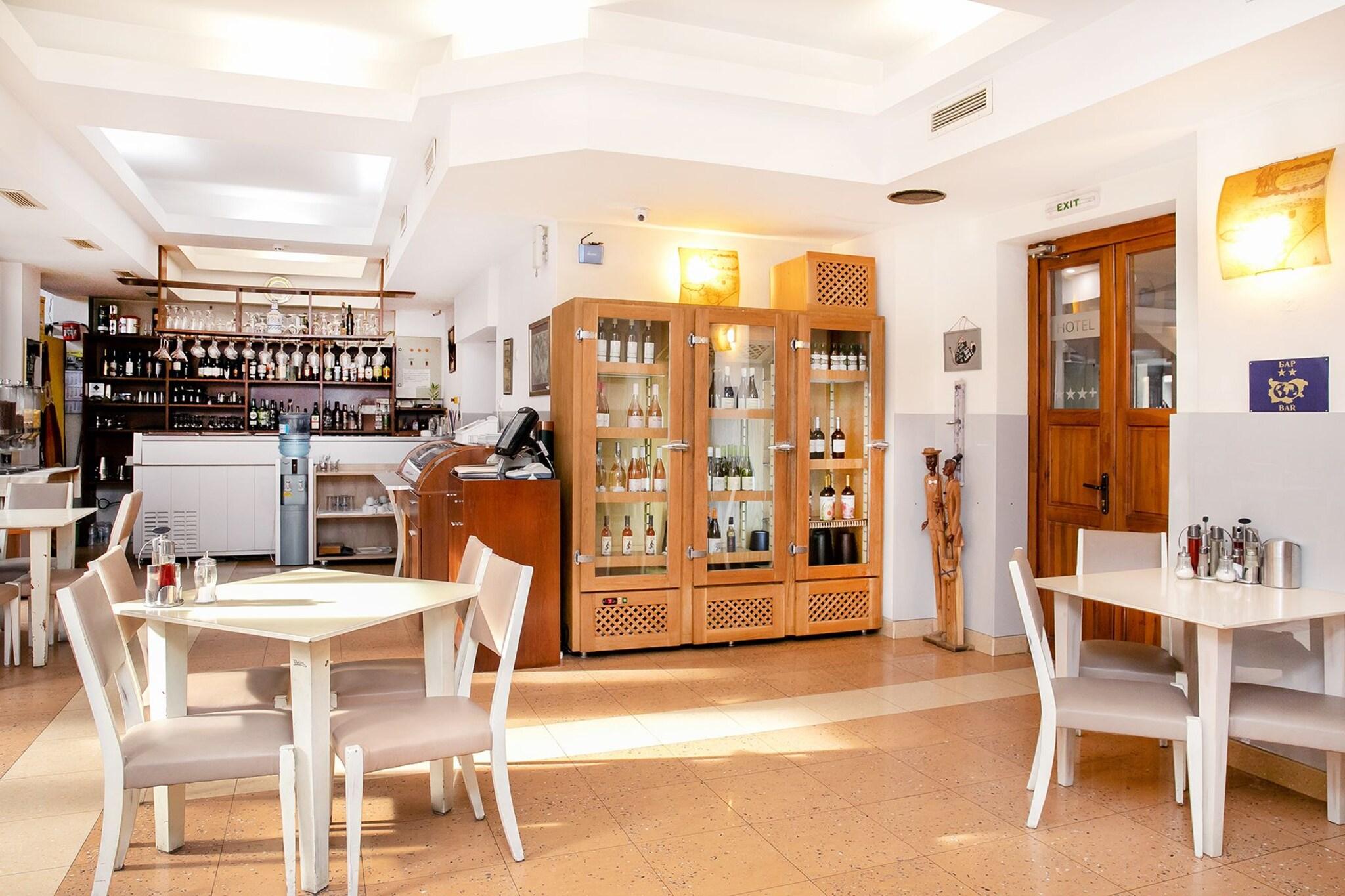 Hotel "Niky" by null