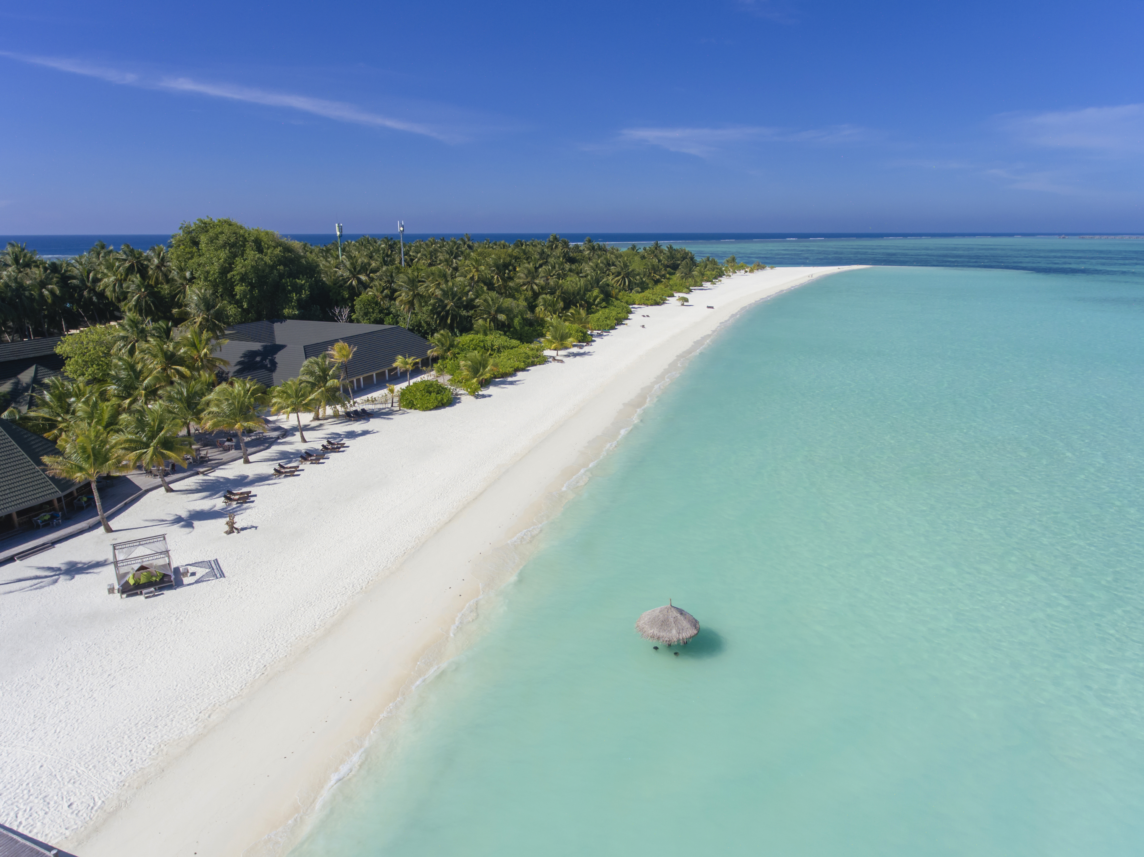 Photo de Holiday Island Resort avec plage spacieuse